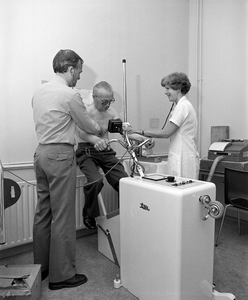 855984 Afbeelding van een fietsproef afgenomen in het gebouw van de Gemeentelijke Geneeskundige en Gezondheidsdienst ...